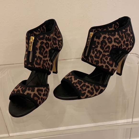 Sola  leather and leopard print textile material that feels like stretch nylon - Picture 9 of 9